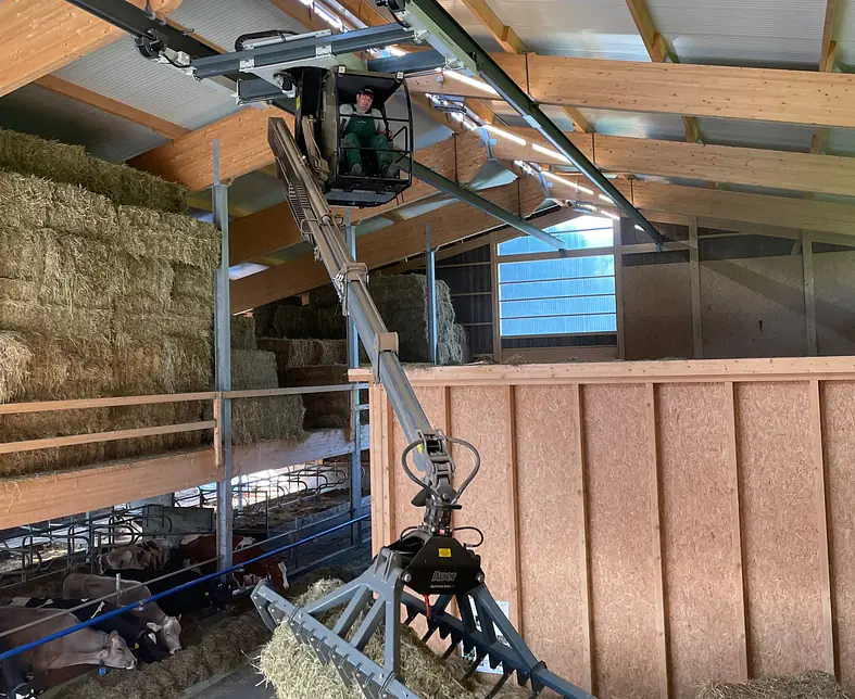 Heukran TECHNICA-Auer mit Strohballen.jpg