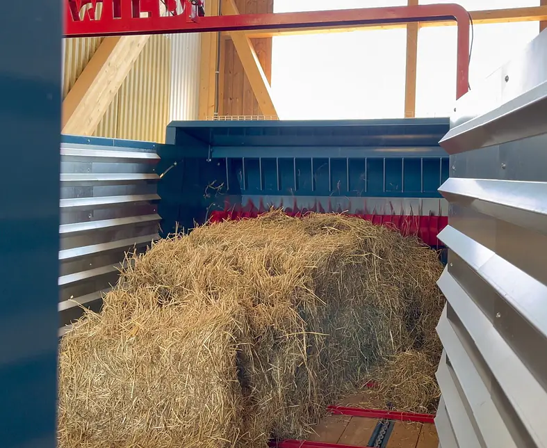 Walzendosierer-mit-Heuballe-scaled.jpg