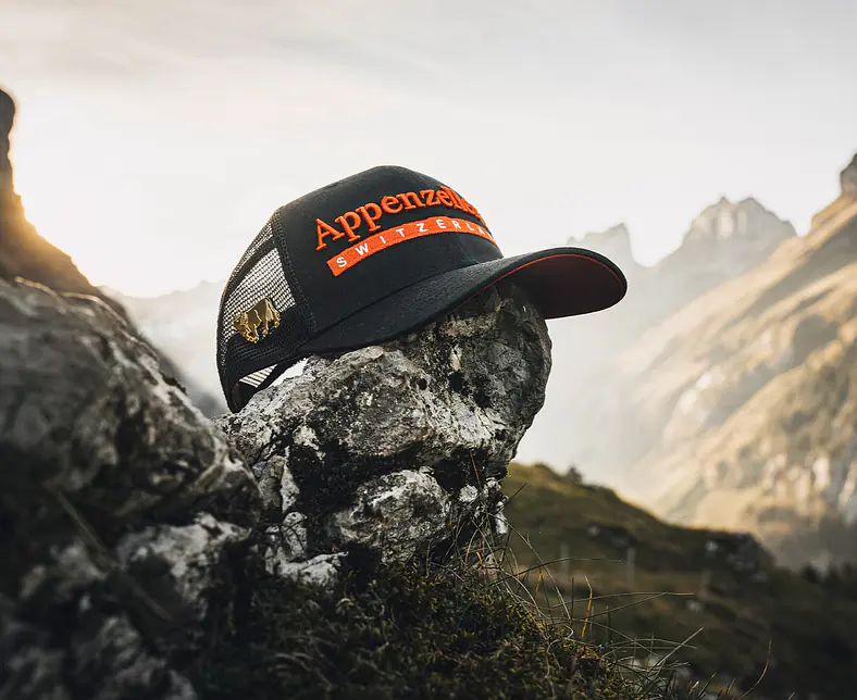 _appenzeller-snapback-cap-stilllife-sturmberg-2500.jpg