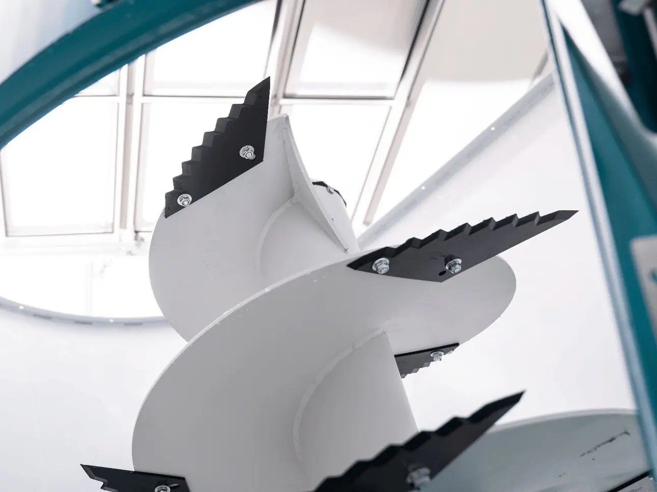 Selbstschärfende Mischwagenmesser