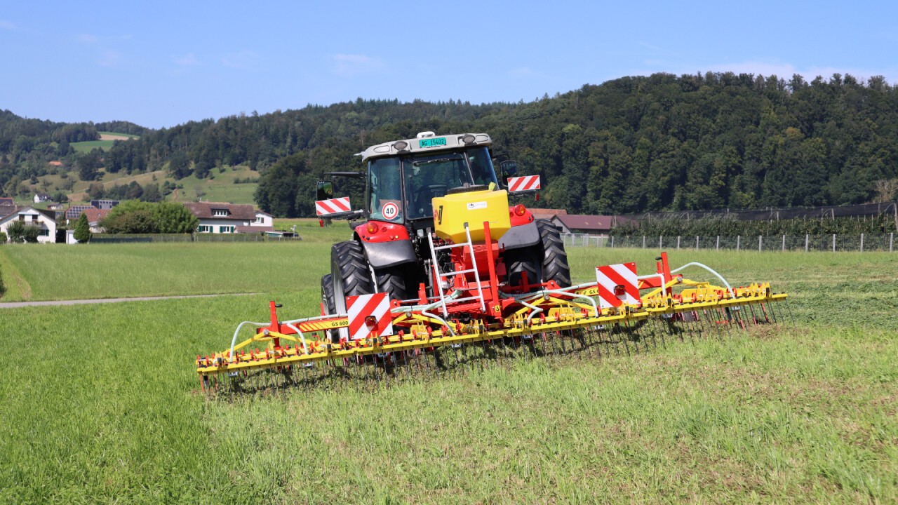 Die passende Übersaatmischung gibt's bei OHS.